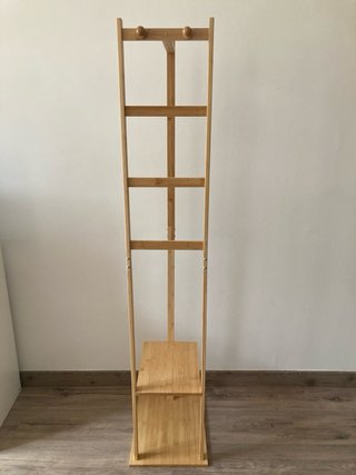 Perchero de pie de madera de bambú.