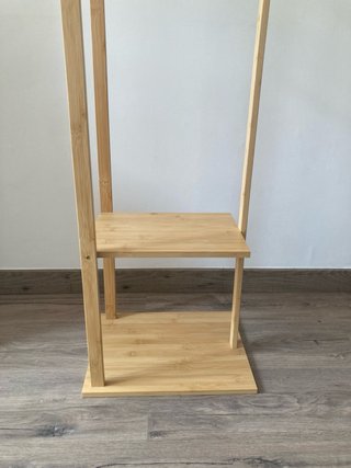 Perchero de pie de madera de bambú.