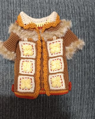 Abrigo Nancy Crochet  y pelo Flores Marrón