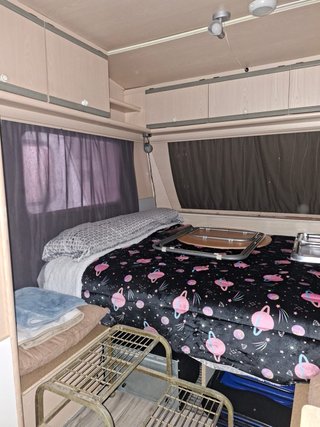 Caravana blanca con detalles rojos
