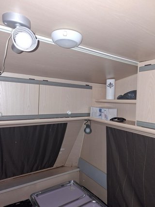 Caravana blanca con detalles rojos