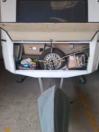 Caravana blanca con detalles rojos