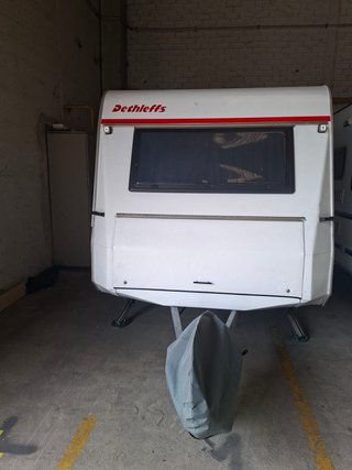 Caravana blanca con detalles rojos