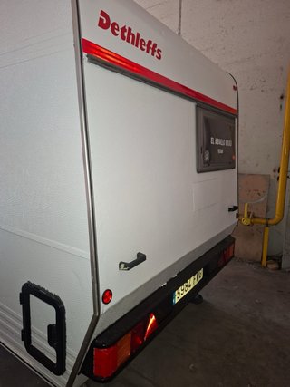 Caravana blanca con detalles rojos