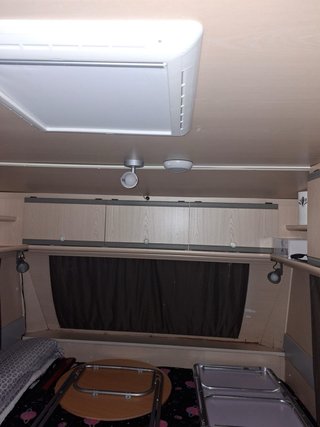 Caravana blanca con detalles rojos