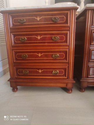 Due comodini classici in legno