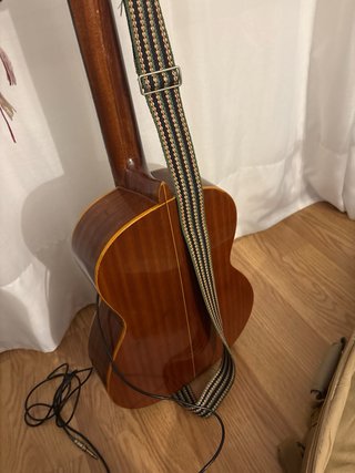 Guitarra “Admira” Acústica Marrón y funda