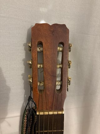 Guitarra “Admira” Acústica Marrón y funda