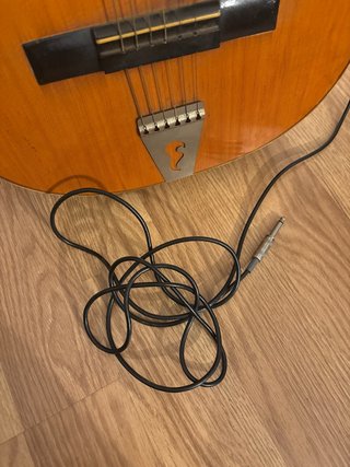 Guitarra “Admira” Acústica Marrón y funda