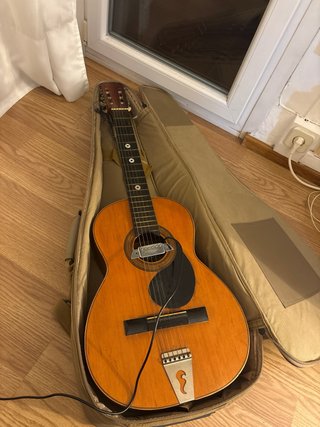 Guitarra “Admira” Acústica Marrón y funda