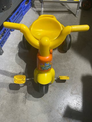 Triciclo infantil amarillo y naranja