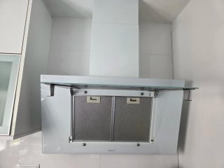 Campana extractora de cocina blanca
