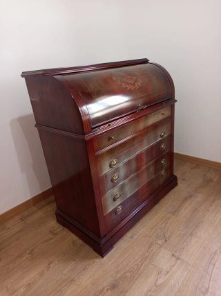 Mueble antiguo con tapa enrollable