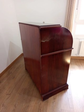 Mueble antiguo con tapa enrollable