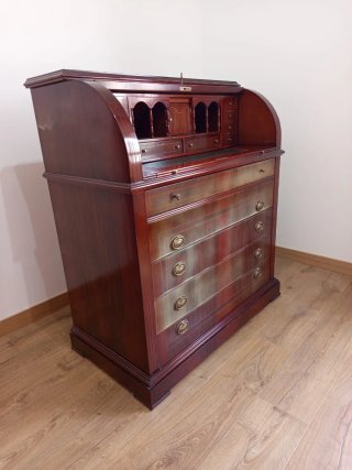Mueble antiguo con tapa enrollable