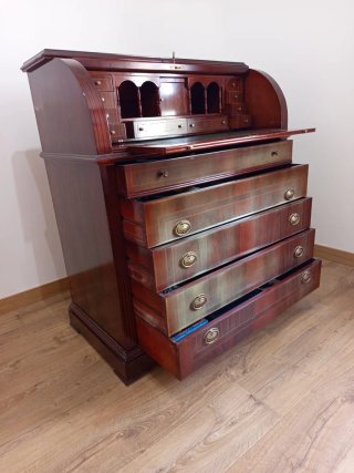 Mueble antiguo con tapa enrollable