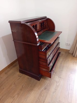 Mueble antiguo con tapa enrollable