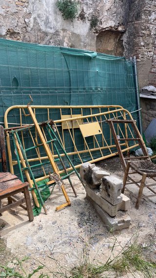 Varias herramientas y maquinaria para construccion