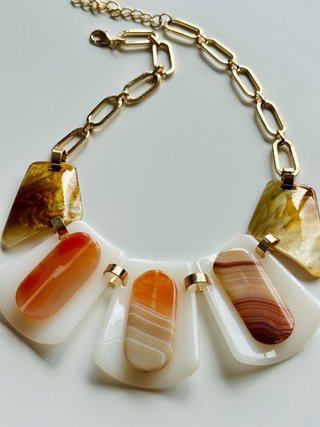 Collar dorado con piedras multicolor