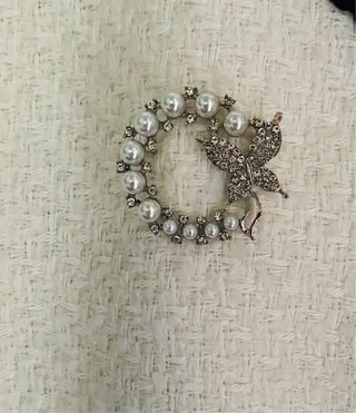 Alfinete elegante com borboleta e pérolas
