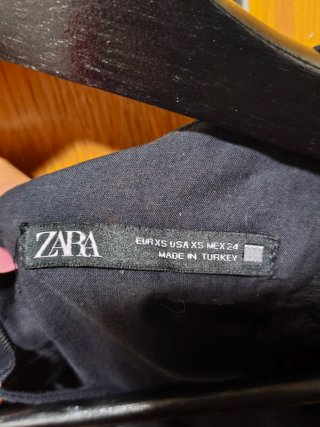 Vestido negro con volantes y espalda descubierta