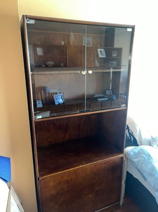 ÚLTIMA LLAMADA Mueble de madera con vitrina y baúl