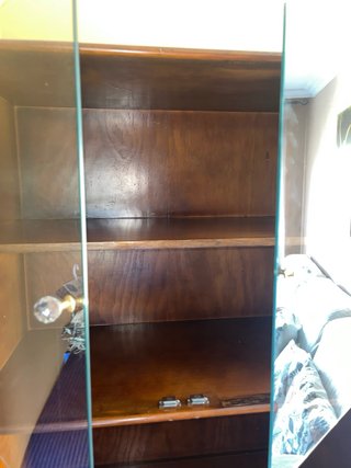 ÚLTIMA LLAMADA Mueble de madera con vitrina y baúl