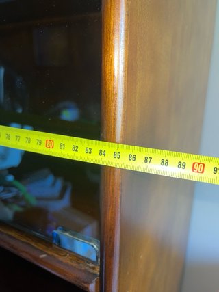 ÚLTIMA LLAMADA Mueble de madera con vitrina y baúl