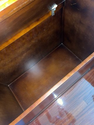 ÚLTIMA LLAMADA Mueble de madera con vitrina y baúl