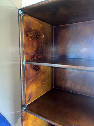 ÚLTIMA LLAMADA Mueble de madera con vitrina y baúl