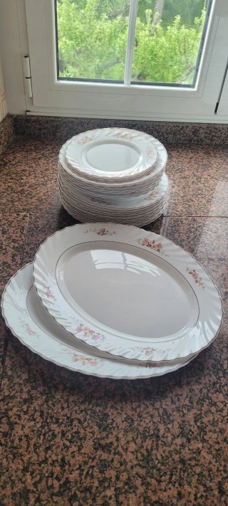 Vajilla de porcelana con flores rosas