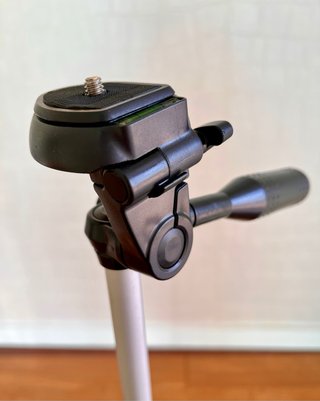 TRÍPODE AJUSTABLE PARA CÁMARA O MÓVIL.
