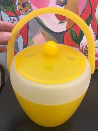 Cubitera de plástico amarilla y blanca