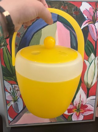 Cubitera de plástico amarilla y blanca
