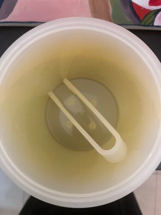 Cubitera de plástico amarilla y blanca