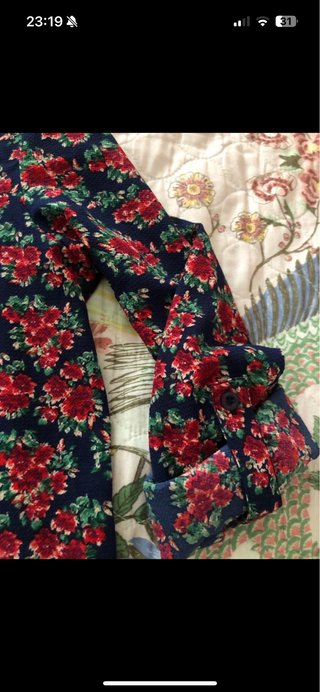 Blusa floral azul y roja talla M