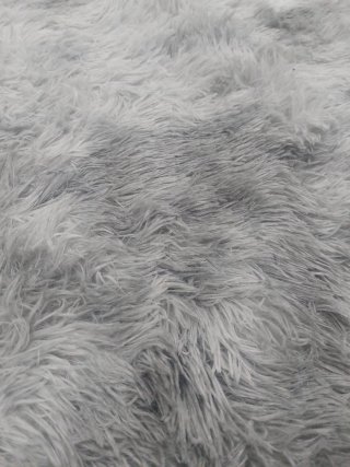 Alfombra suave gris y blanca
