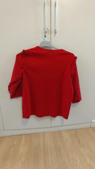 Camiseta roja con volantes manga francesa