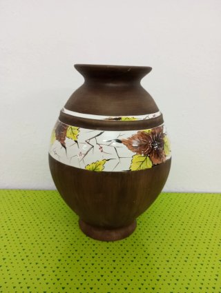 Jarrón de cerámica marrón con flores