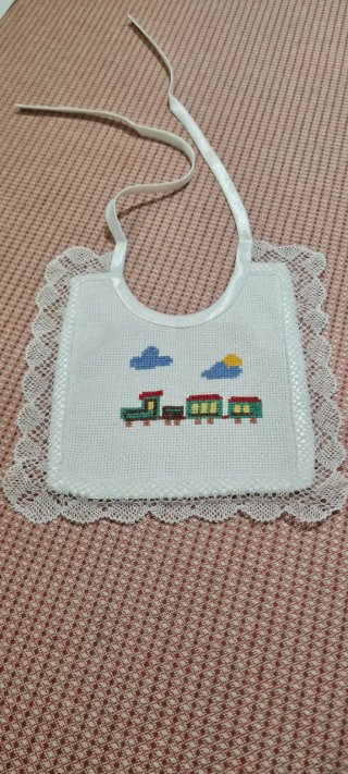 Babero bebé punto de cruz tren y nubes