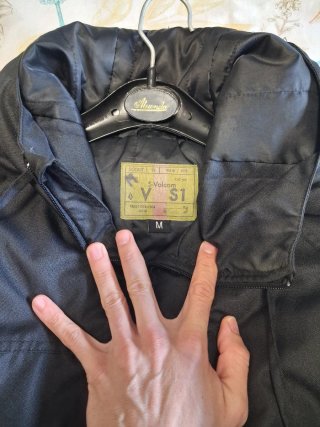 Abrigo Volcom Negro con Capucha