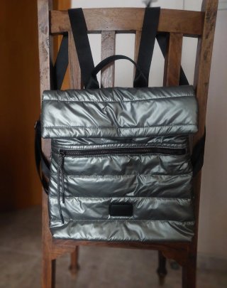 Mochila plateada acolchada