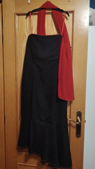 Vestido negro fiesta tirantes asimétrico+chal rojo