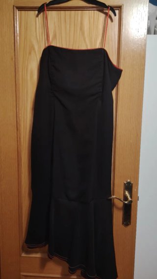 Vestido negro fiesta tirantes asimétrico+chal rojo