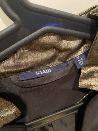 Chaqueta negra con detalles dorados