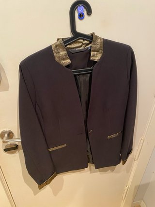 Chaqueta negra con detalles dorados