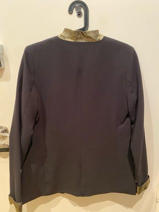 Chaqueta negra con detalles dorados
