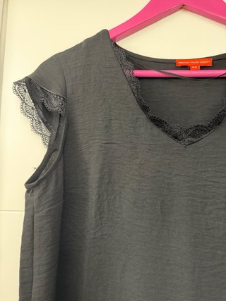 Blusa negra con encaje