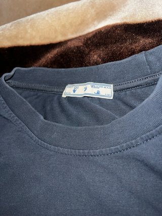 Camiseta Off-White azul oscuro.