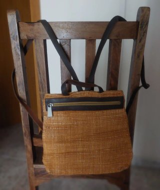 Mochila de tela color mostaza